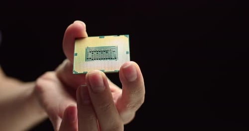 CPU in Händen eines Technikers