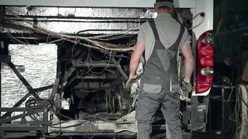 Un travailleur de l'automobile participe à la résolution de problèmes d'autobus