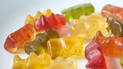 Bonbons gélifiés sur une assiette sur fond jaune