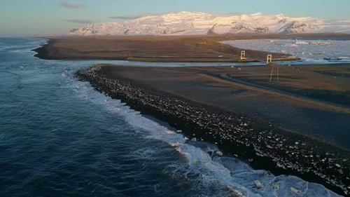 Während der Goldenen Stunde über den Ozean fliegen. Riesenwellen schäumen und planschen im Meer