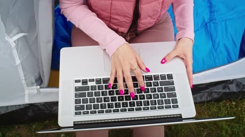 Casal feliz homem e mulher nas montanhas trabalhando remotamente com laptop e telefone