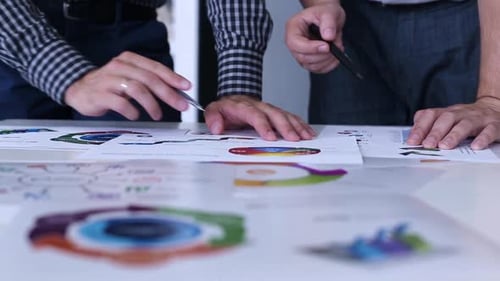 Geschäftsteam arbeitet zusammen