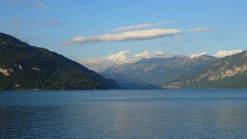Zeitrafferblick Thunersee und Berge der Schweizer Alpen in der Stadt Spiez