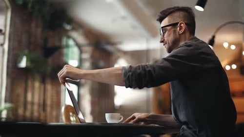 IT-Entwickler tippen auf dem Laptop