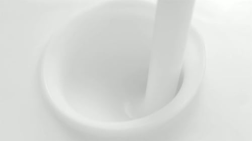 Nahaufnahme von frischer Milchshake-Creme, die in hoher Geschwindigkeit 4K gegossen wird