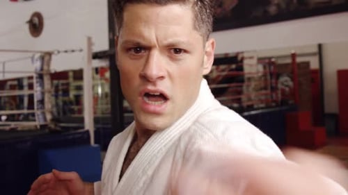 Mann übt Karate