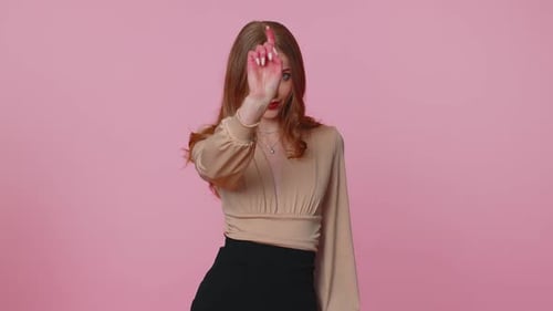 Geschäftsfrau Mädchen lächelt aufgeregt und zeigt auf die Kamera und wählt Lucky Awesome Winner Hey du