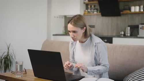 La femme a appris qu'elle avait gagné le concours