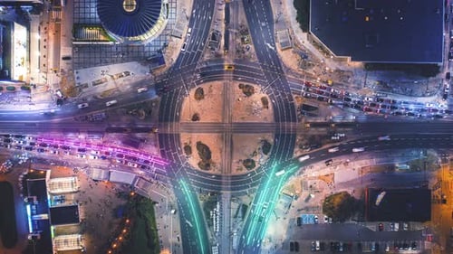 Vue d'hyperlapse de haut en bas de la circulation sur une grande intersection routière