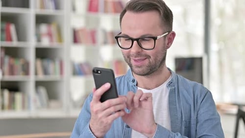 Hombre usando teléfono inteligente