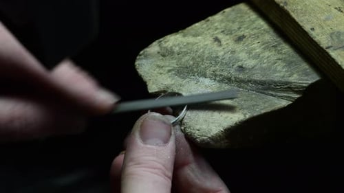 Nahaufnahme des von einem kaicasischen Juwelier handgefertigten Eherings im Heim- und Arbeitszimmer, hochwertige Aufnahmen
