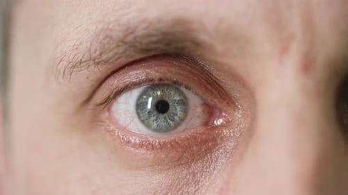 Mann im mittleren Erwachsenenalter bei Augenuntersuchung