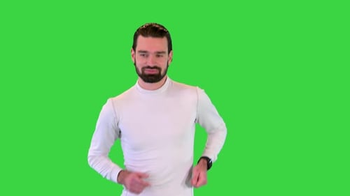 Corredor masculino bonito e confiante correndo em uma tela verde Chroma Key