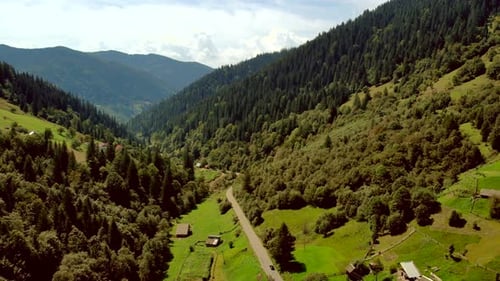 Paisagem rural cênica nas montanhas dos Cárpatos
