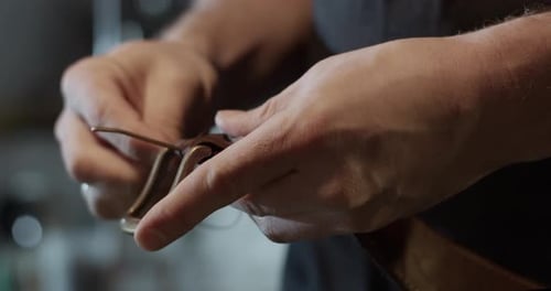 Attache de boucle à la ceinture par un artisan