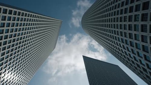 Zeitraffer hoch aufsteigender Wolkenkratzer