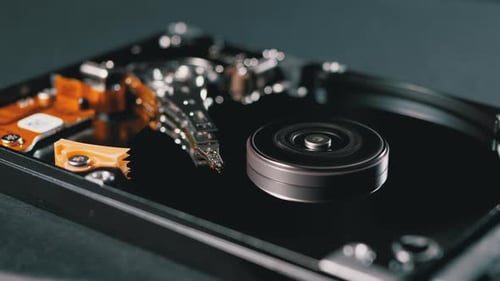 Disque dur à l'intérieur. Structure du disque dur, plateau rotatif. Déplacer la tête magnétique