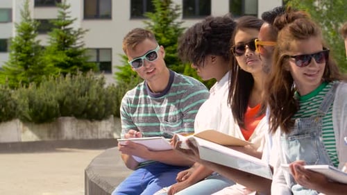 Gruppe glücklicher Schüler mit Notizbüchern auf Campus 93
