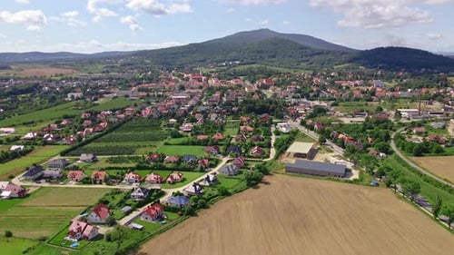 Vue aérienne du village près des montagnes