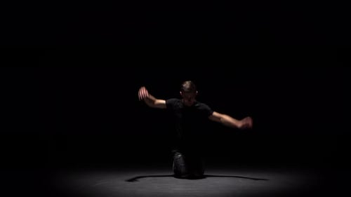 Silhouette eines talentierten jungen Breakdancer. Hip Hop Street Dance auf einer Bühne im hinteren Teil des