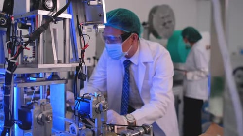 Un ouvrier d'usine travaille en tant que personnel de contrôle qualité avec fonction de vérification du masque d'hygiène et de l'état