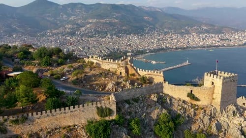 Château d'Alanya Alanya Kalesi, vue aérienne de la montagne et de la ville, Turquie