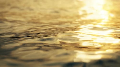 Bewegte Wellen der Meeresoberfläche im schönen Sonnenlicht
