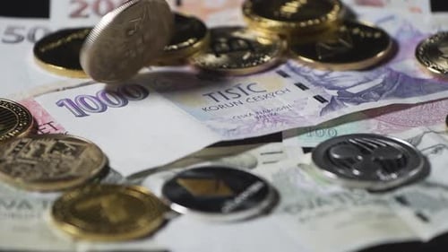 La
pièce Bitcoin tourne sur des billets de la couronne tchèque et d'autres cryptomonnaies.