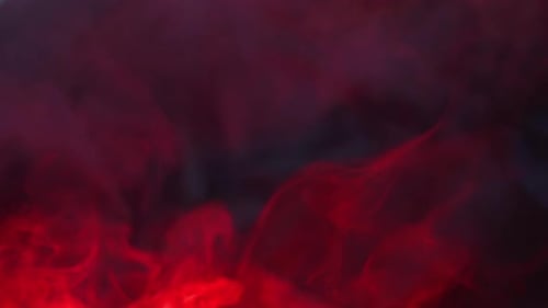Echter roter Rauch auf unscharfem Hintergrund