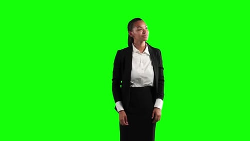 une femme métisse en costume sur fond vert