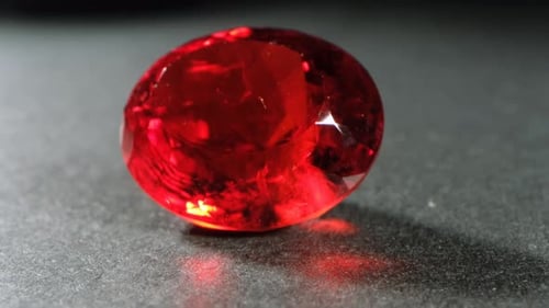 Cristal minéral précieux de béryl de couleur rouge
