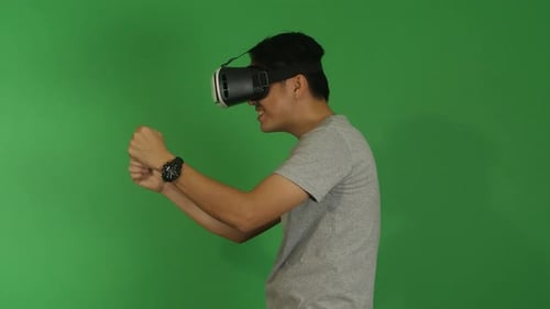 Mann spielt Autorennspiele in der virtuellen Realität