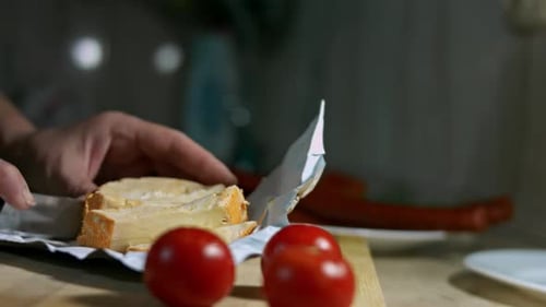 Gros plan du fromage français de coupe à la main Marquis Castello