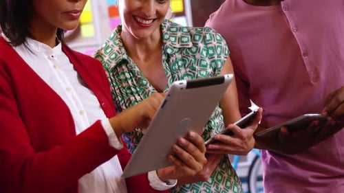 Gruppe von Geschäftsführern diskutiert über digitales Tablet