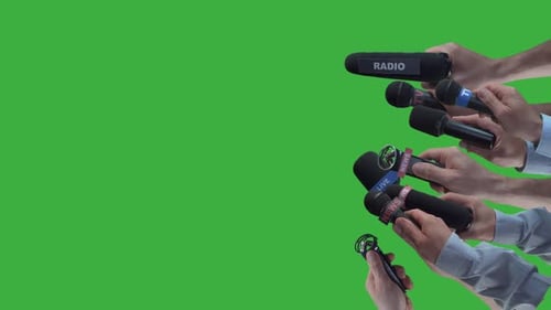 Entrevista a reporteros con micrófonos en pantalla verde, periodismo de celebridades
