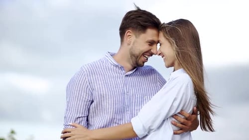Pareja en la naturaleza. Personas románticas enamoradas abrazándose al aire libre
.