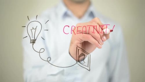 Criatividade, empresário escrevendo em tela transparente