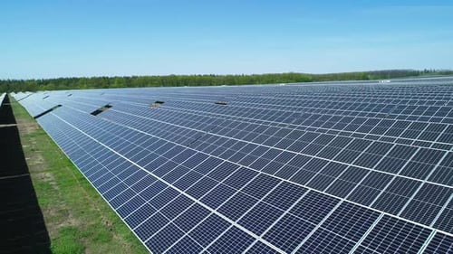 Luftaufnahme des Solarkraftwerksfeldes bei sonnigem Tag. Luftaufnahme des Solarparks von oben. erneuerbar