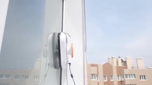 Reinigungsroboter außerhalb des schmutzigen Fensters