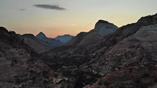 Sonnenuntergang Panorama auf Zion-Nationalpark-Landschaft im Südwesten der USA