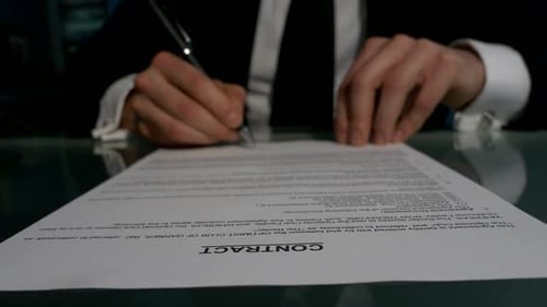 Geschäftsleute, die den Vertrag unterzeichnen, um einen Deal abzuschließen