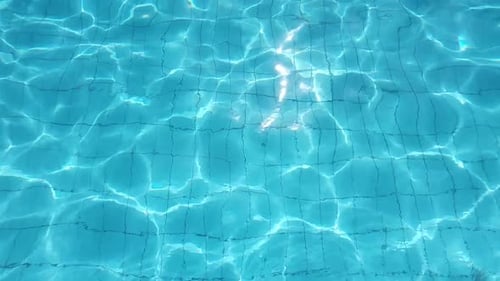 Wasserwellen im Pool mit Lichtreflexion