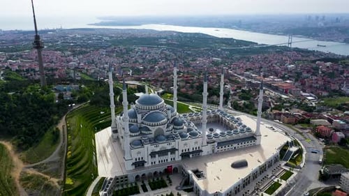 Vista aérea do drone da Mesquita Camlica de Istambul e do Bósforo