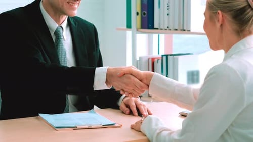 Arbeitssuchender im Vorstellungsgespräch mit dem Manager