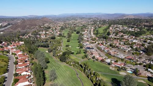 Luftaufnahme von Golf in einer Wohngegend in San Diego County
