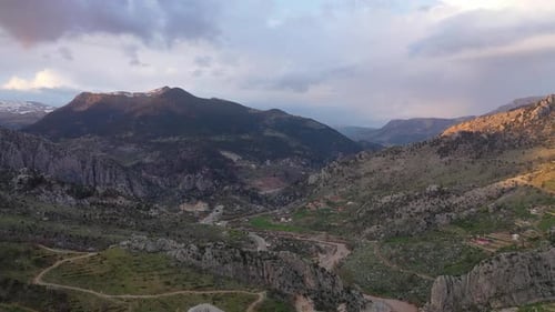 Paisagens montanhosas filmadas em um drone