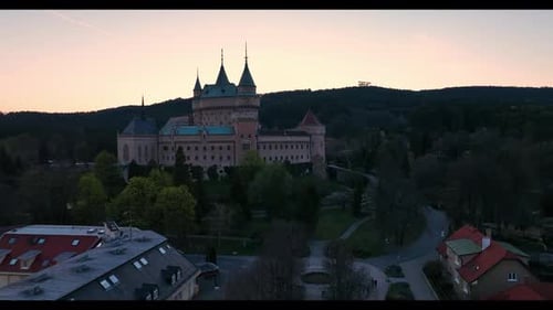 Luftaufnahme des Schlosses Bojnice in der Slowakei - Sonnenuntergang