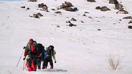 Am Fuße des Snow Hill befindet sich eine Gruppe erfahrener Kletterer, die auf und über die Spitze klettern wollen