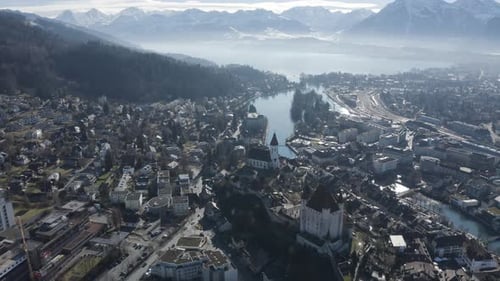 Vista aérea de Oberhofen am Thunersee, Berna, Suiza.