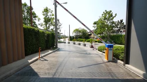 Automatisches Tor öffnet sich langsam für den Parkplatz